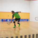 In uno si stanno sfidando un uomo e una donna: stanno per� giocando a Squash 57, una variante pi� facile ideata da qualche anno...